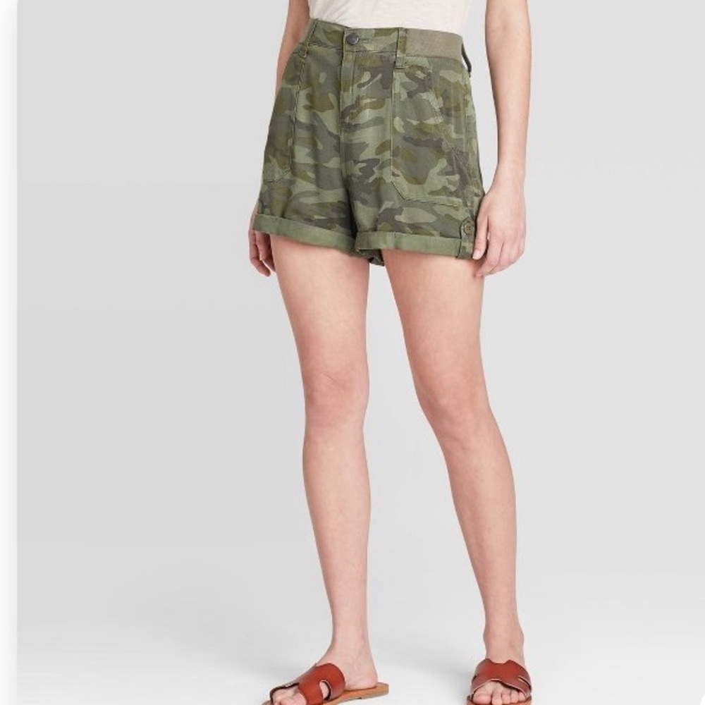 NWT Camo shorts